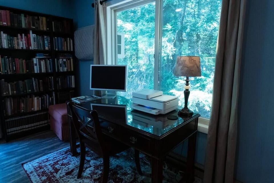 Catch up on emails or write your next chapter while enjoying the views.