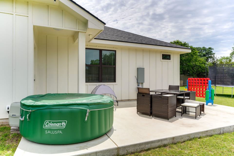 Private Backyard | Patio | Trampoline | Fire Pit | Hot Tub No Longer Available