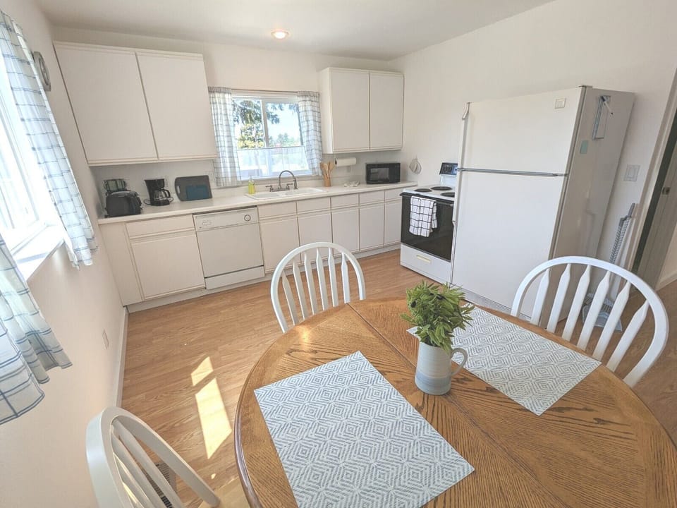 Eat-in Kitchen complete with essential cookware, toaster, coffee maker and more!