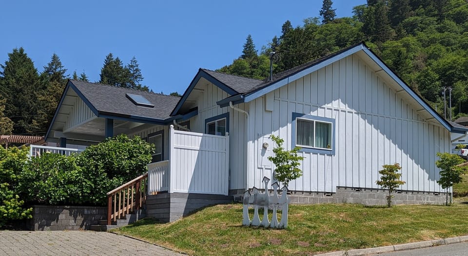 Cute Cottage with large Deck to view The Ocean and Sunsets