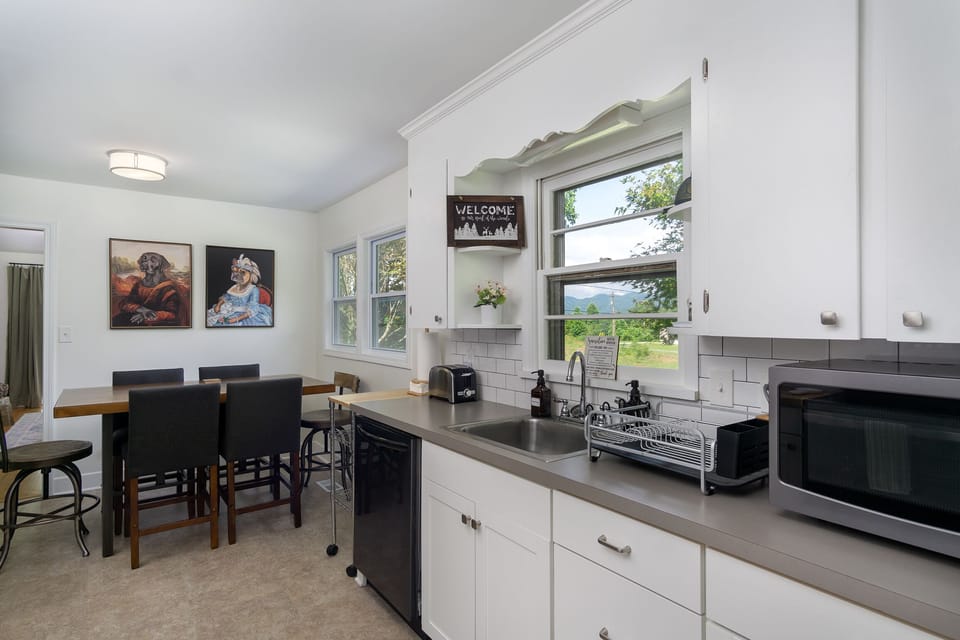 Well-equipped kitchen with eat-in dining for 6.