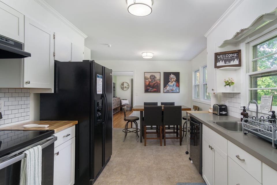 Make meals together in the well-equipped kitchen & enjoy them together at the eat-in dining area for 6.