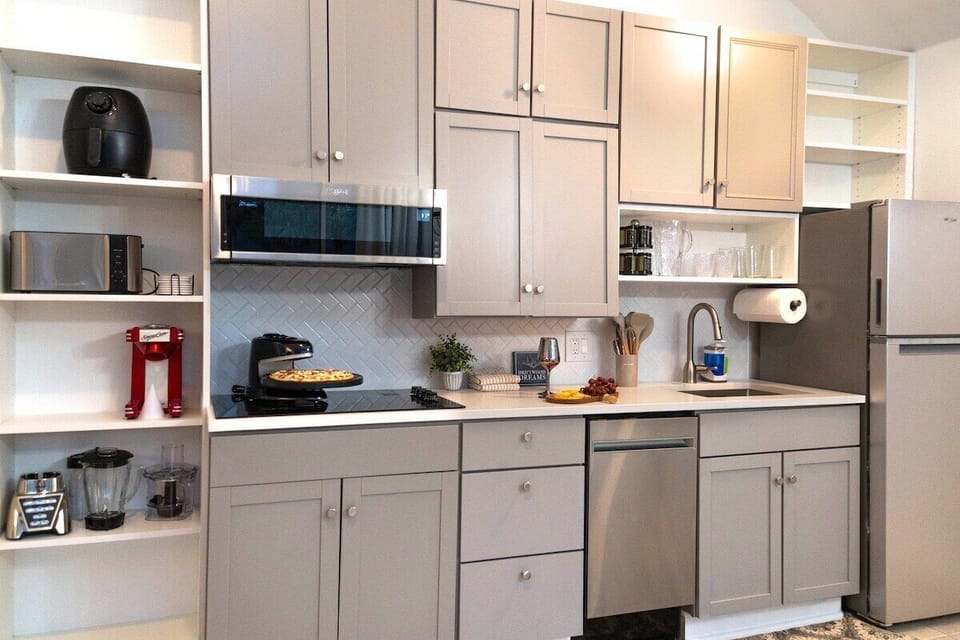 Culinary luxury: Premium kitchen perfection with high-quality appliances.