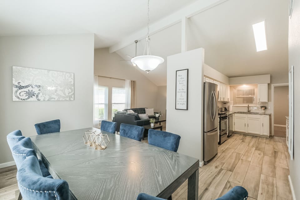 Main dining room seats 6