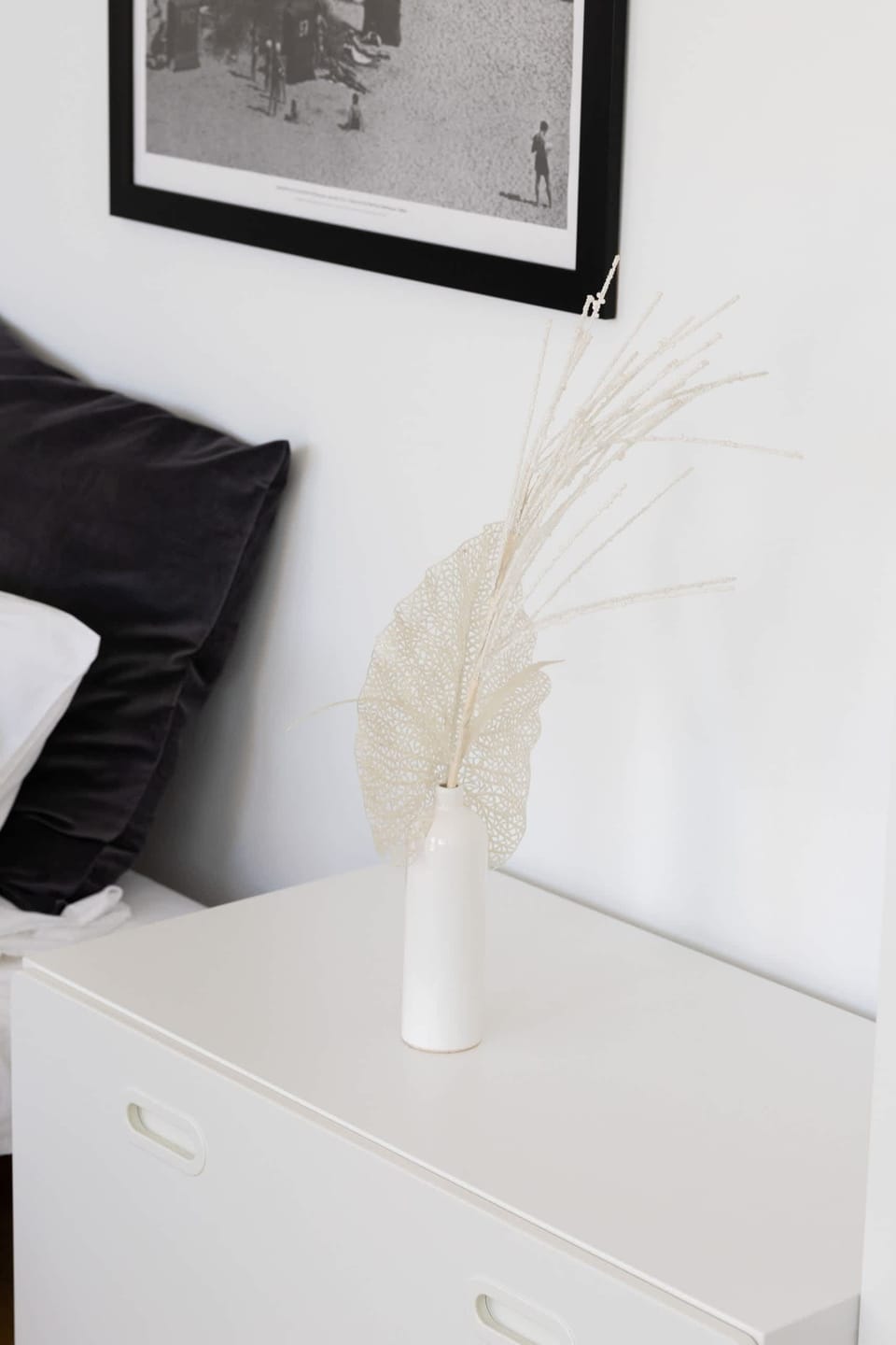 Decorative details in the apartment. 
