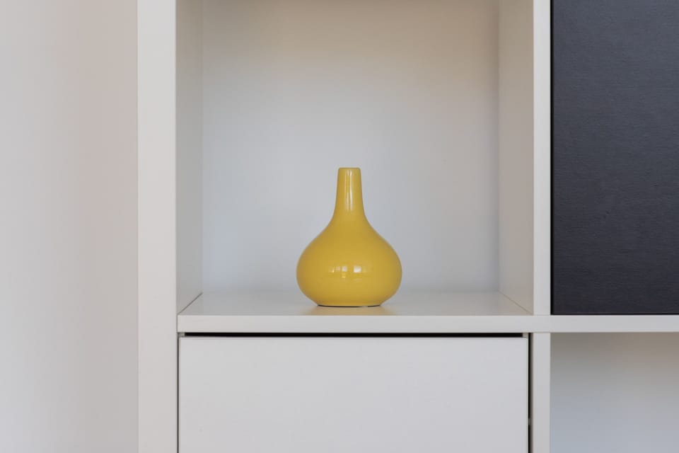 Decorative details in the apartment. 