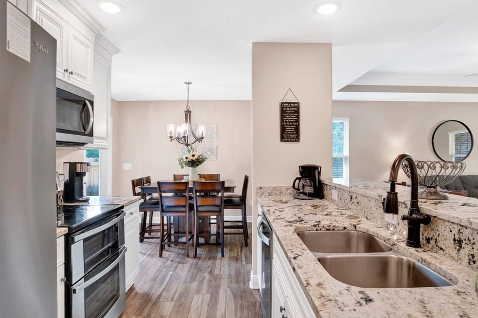Full equipped kitchen. Dining area with access to the back yard