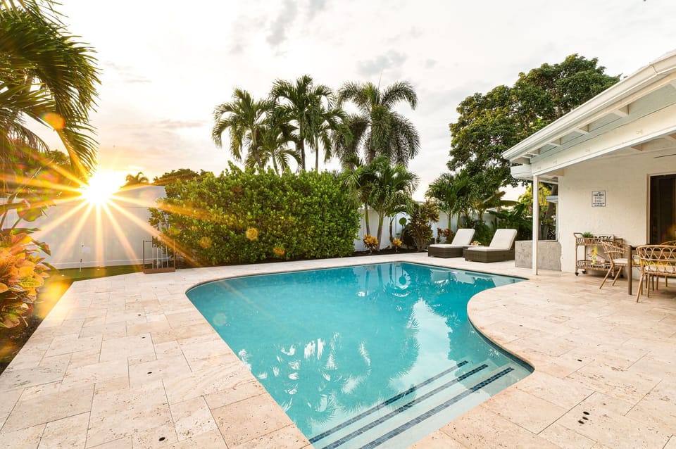 Enjoy your morning coffee on the patio, lounge poolside on chic sunbeds, or dine al fresco under the covered terrace. Perfect for couples, families, or anyone seeking a relaxing tropical escape. 🌴☀️💦
