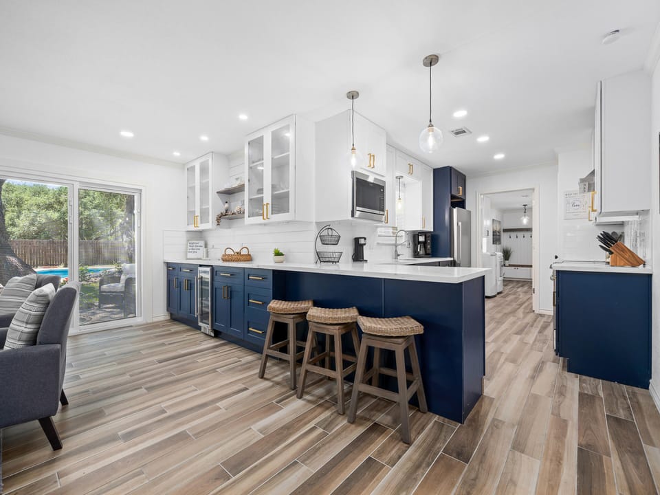 Full Kitchen - Countertop Seating For 3 + Wine Fridge