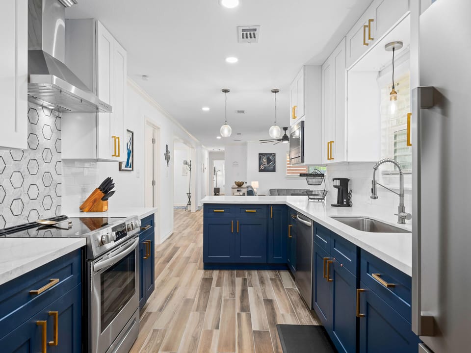 Full Kitchen - Stainless Steel Appliances