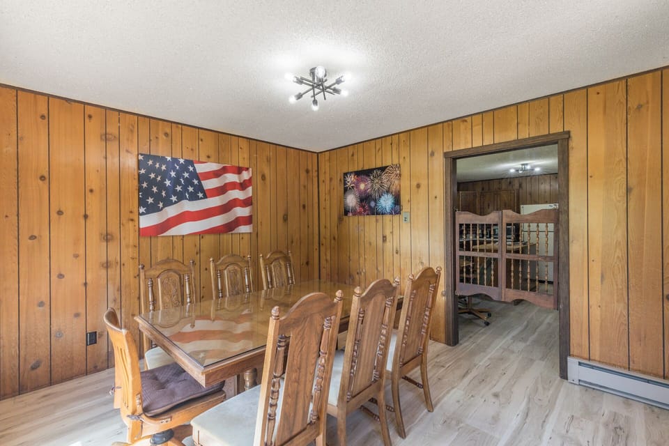 Dining Room (Seats 7)