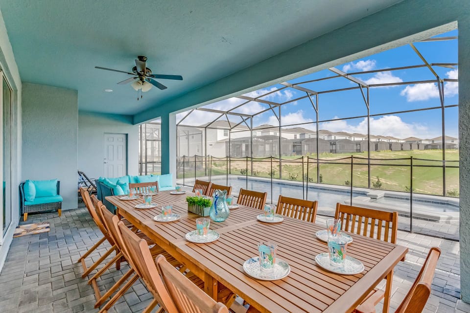 Outdoor Dining, relax by the poolside
