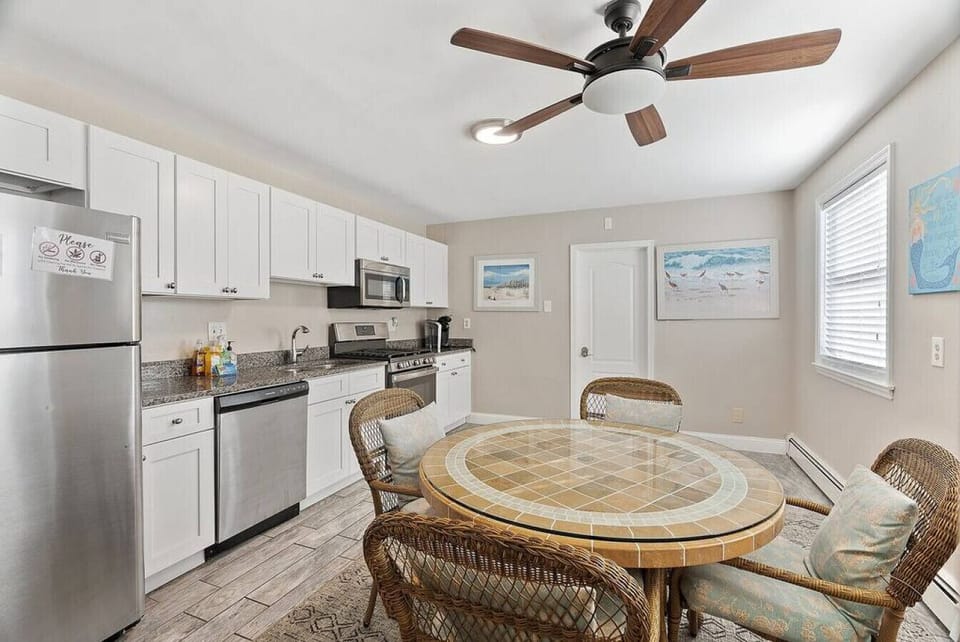 The open layout allows for easy entertaining and socializing, and the natural light streaming in from the windows creates a bright and inviting atmosphere.