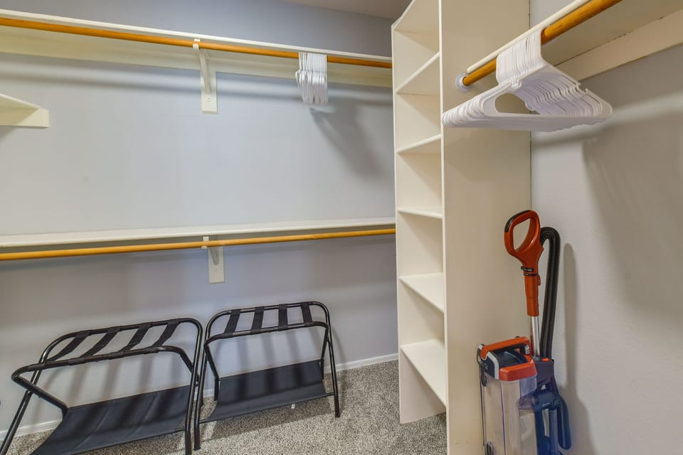 Walk-In Closet | Luggage Racks