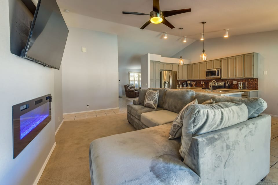 Living Room | Central A/C & Heating | Free WiFi | Fireplace | Smart TV