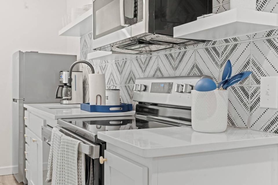 Newly remodeled kitchen to prepare meals, or reheat food from all of the amazing nearby restaurants!