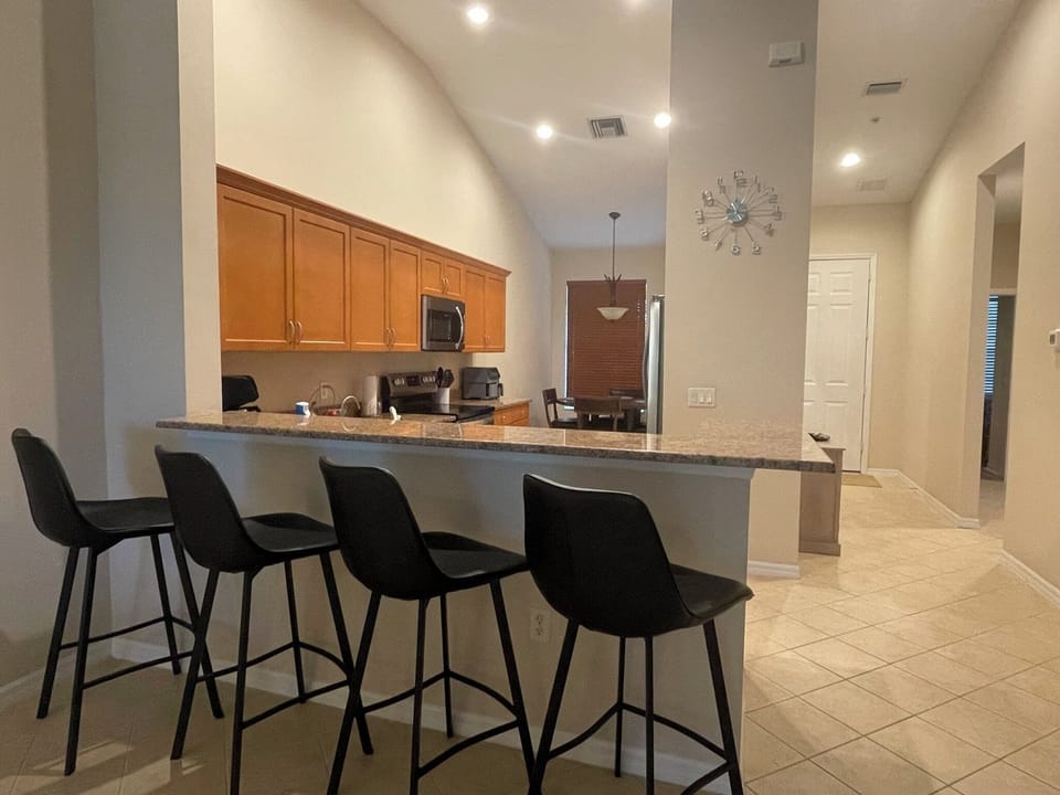 Breakfast bar with seating for 4