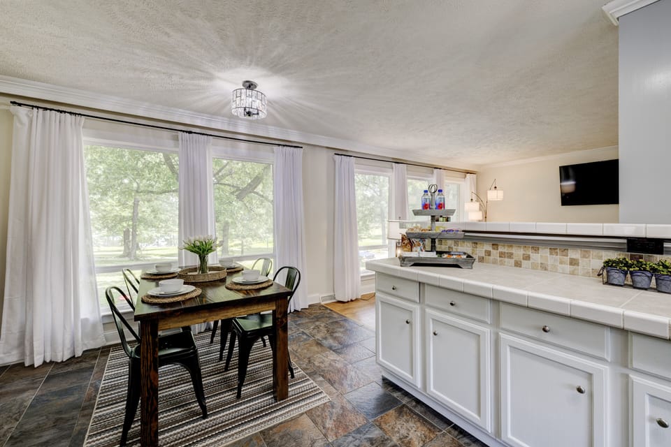 Enjoy a meal and the view of lake, lights and wildlife🦌