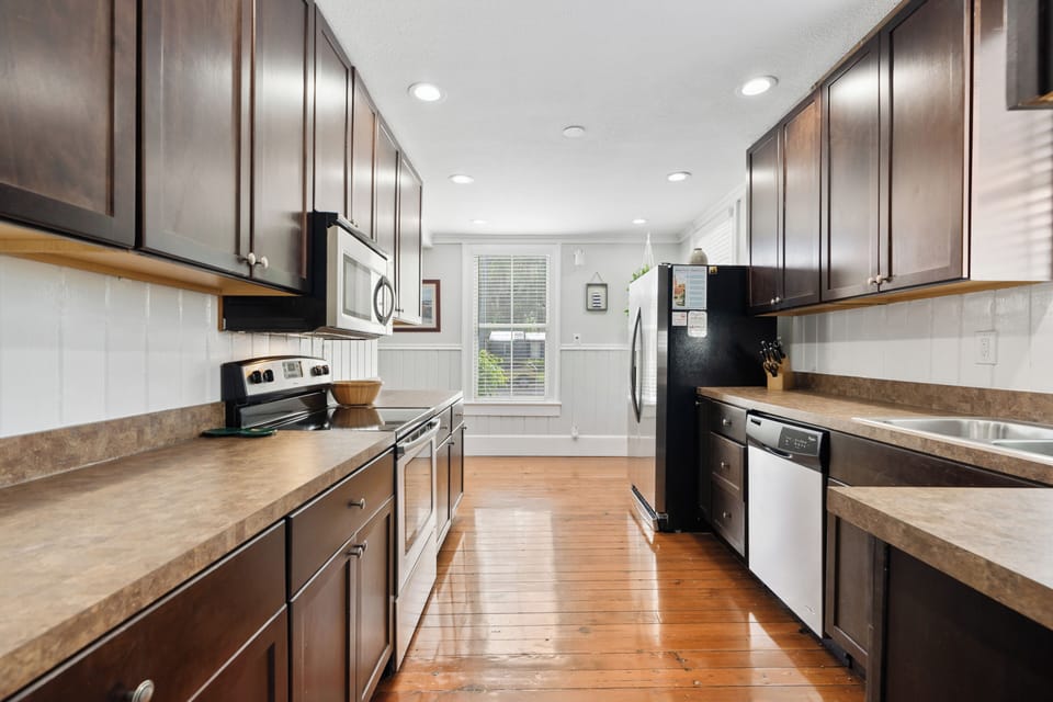 Fully Stocked Kitchen, facing towards the Living room (left).
