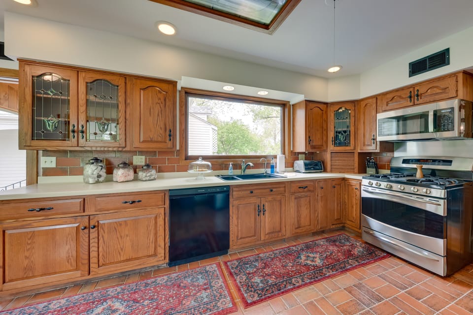 Kitchen | Toaster | Trash Bags & Paper Towels Provided