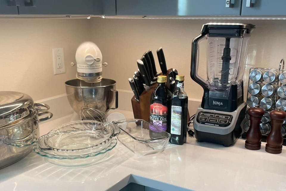 Cook with ease using a wide range of tools and kitchen accessories.