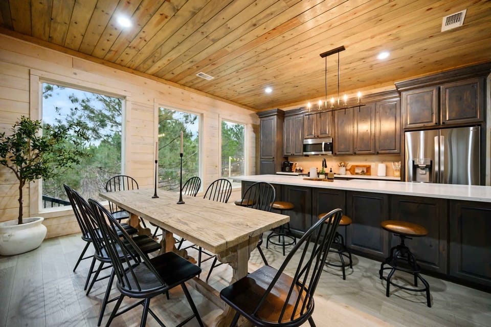 Enjoy any meal in this cozy kitchen