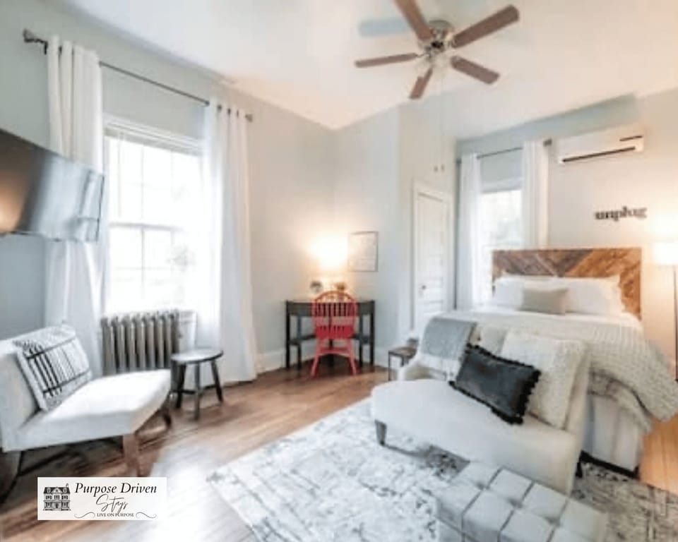 Welcome to the Cottage, a private studio apartment in the beloved Rivermont historic district of Lynchburg, VA.