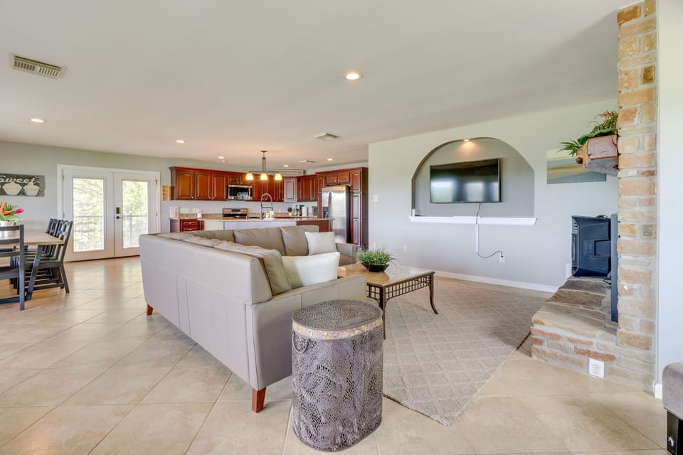 Living Area | Central A/C & Heat | Free WiFi | Smart TV