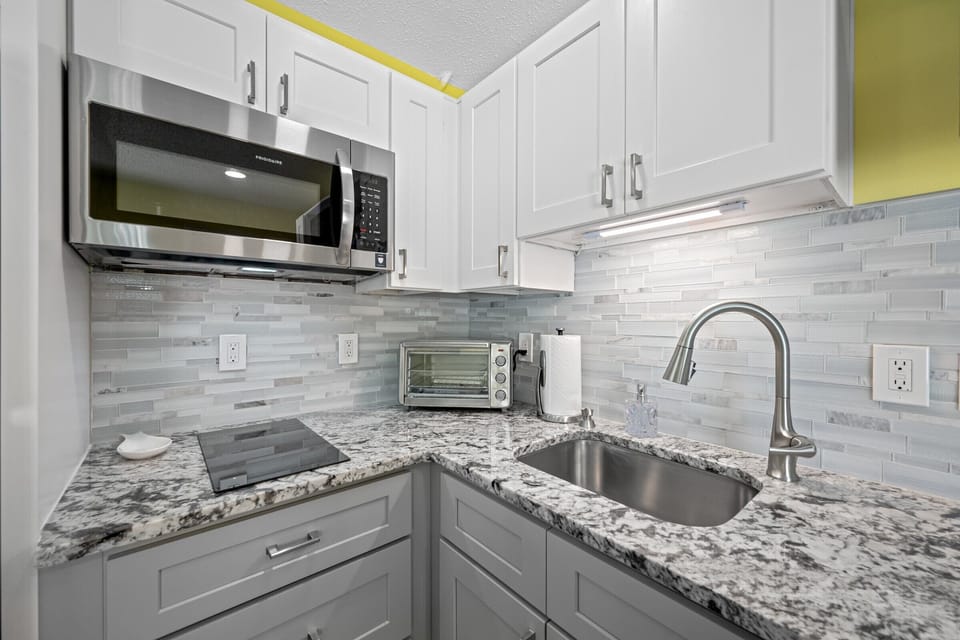 Newly Remodeled Kitchen with gorgeous tile & countertops