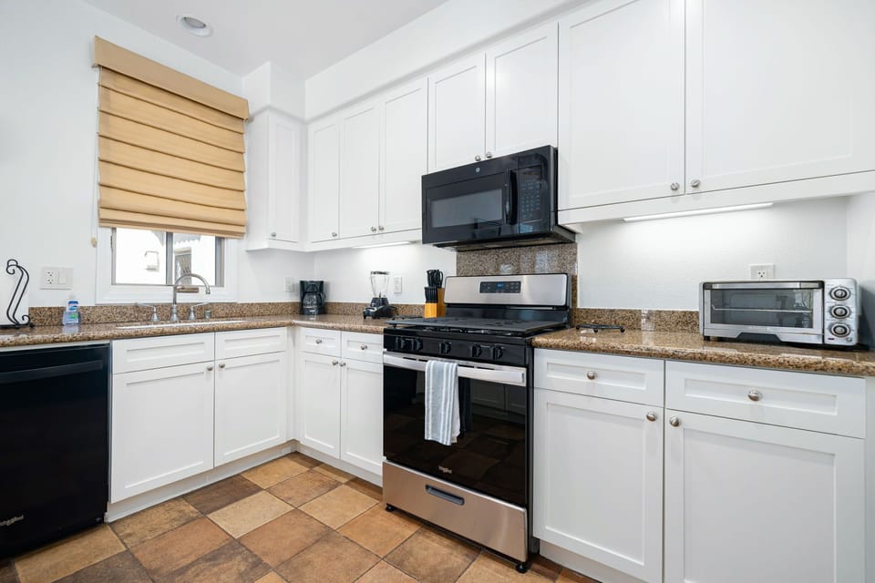 Kitchen. Fully equipped with appliances and dishware.