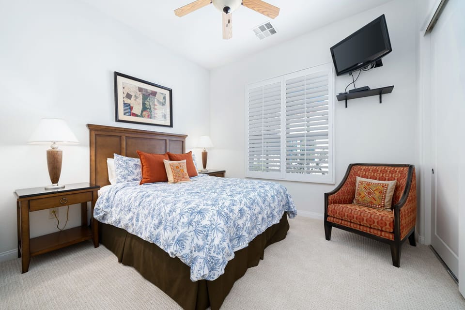 Guest bedroom. Queen bed and Cable TV.