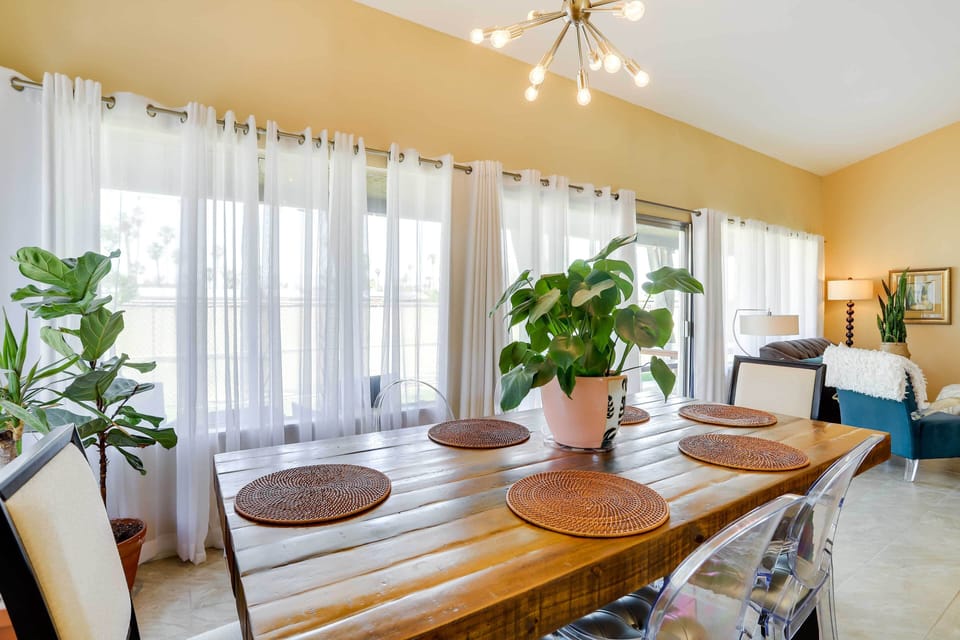 Dining Area | Dishware/Flatware Provided