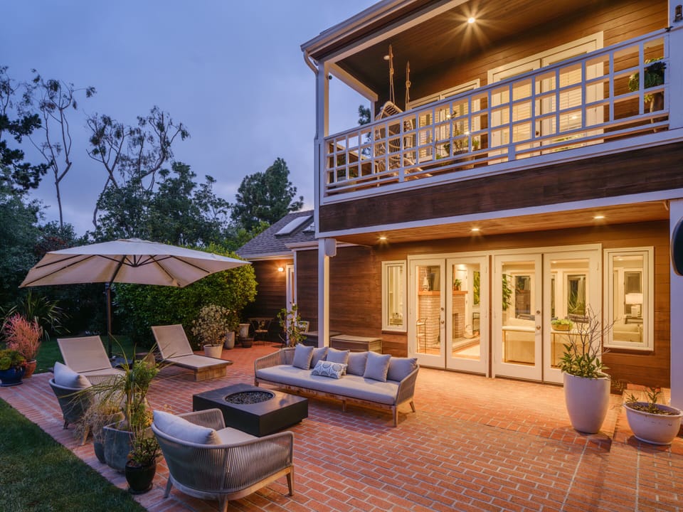 Outdoor fire pit