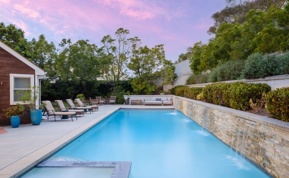 Large heated pool with hot tub
