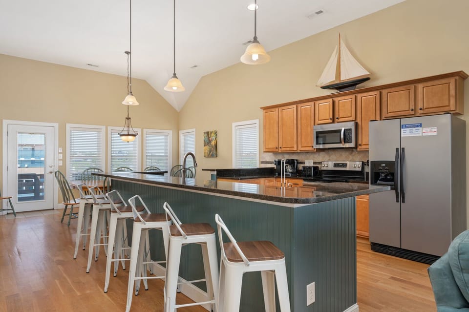NH385: Footloose & Fab | TL Kitchen Area - Island Seating for 8