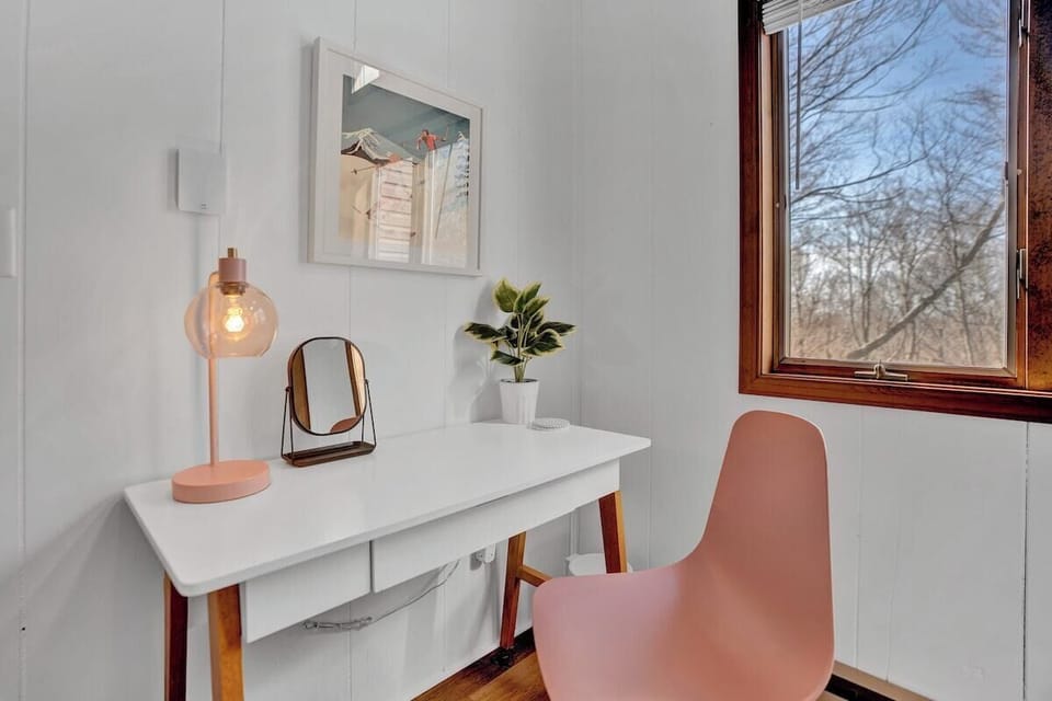 The cabin has it all! This area is designed to meet all your business needs.