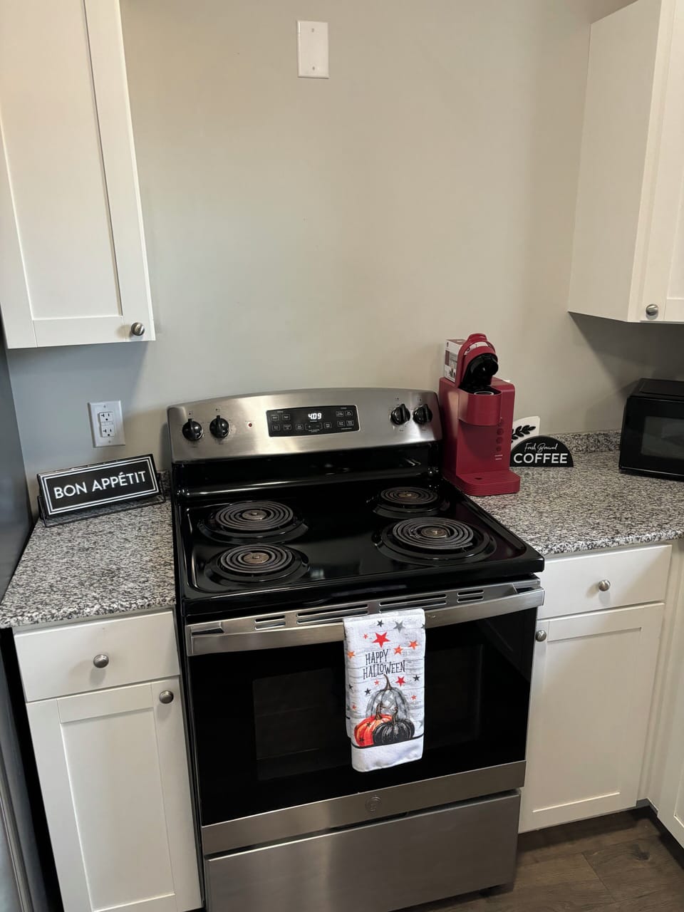 A classic gas stove, Keurig, and microwave - For ease for your short-long stay!