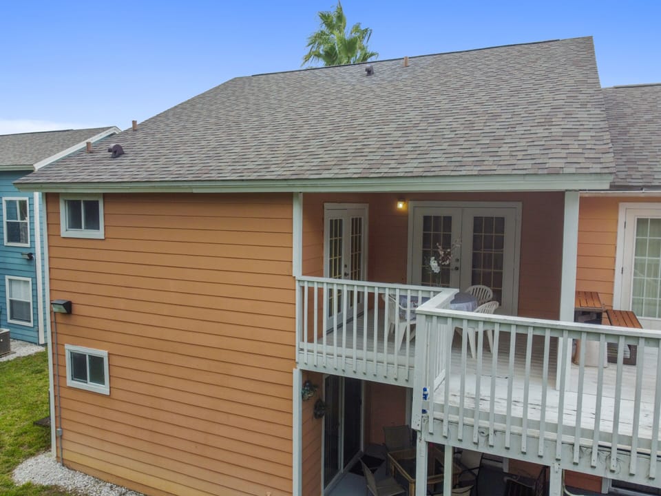 Covered back patio with dual entrance from bedrooms