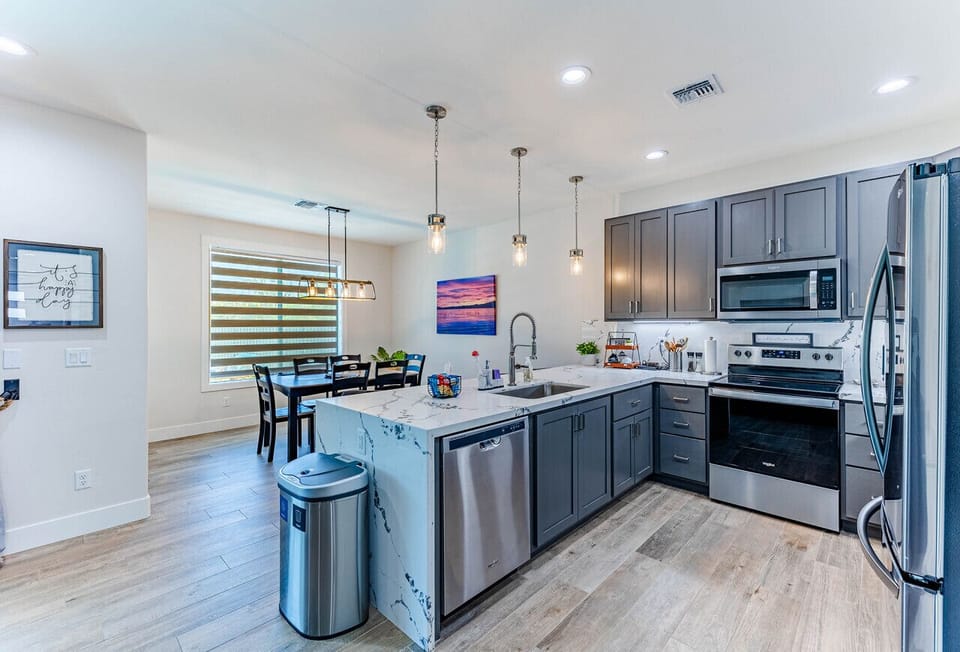 Fully stocked kitchen (toaster, blender, coffee maker, utensils, etc)