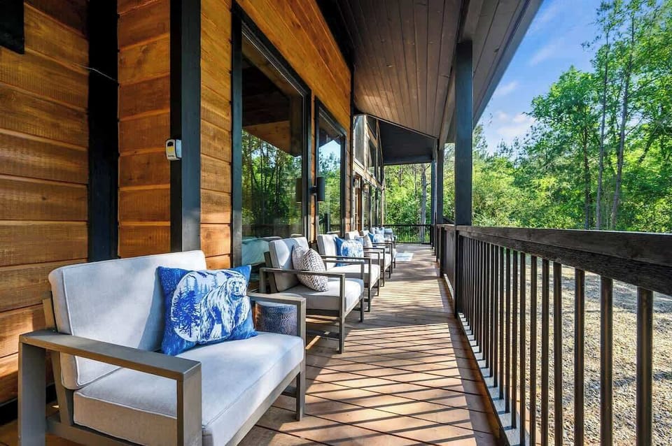 The front patio has a lot of seating for people to enjoy the panoramic views of nature.
| Stillwater Creek by Boutiq Luxury Vacation Rentals | Broken Bow, Oklahoma