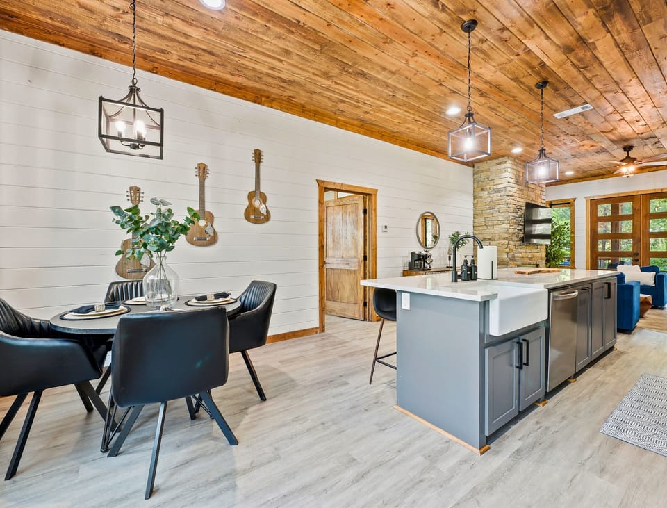 The open layout of this kitchen and living area makes it perfect for hosting gatherings and enjoying family time.
