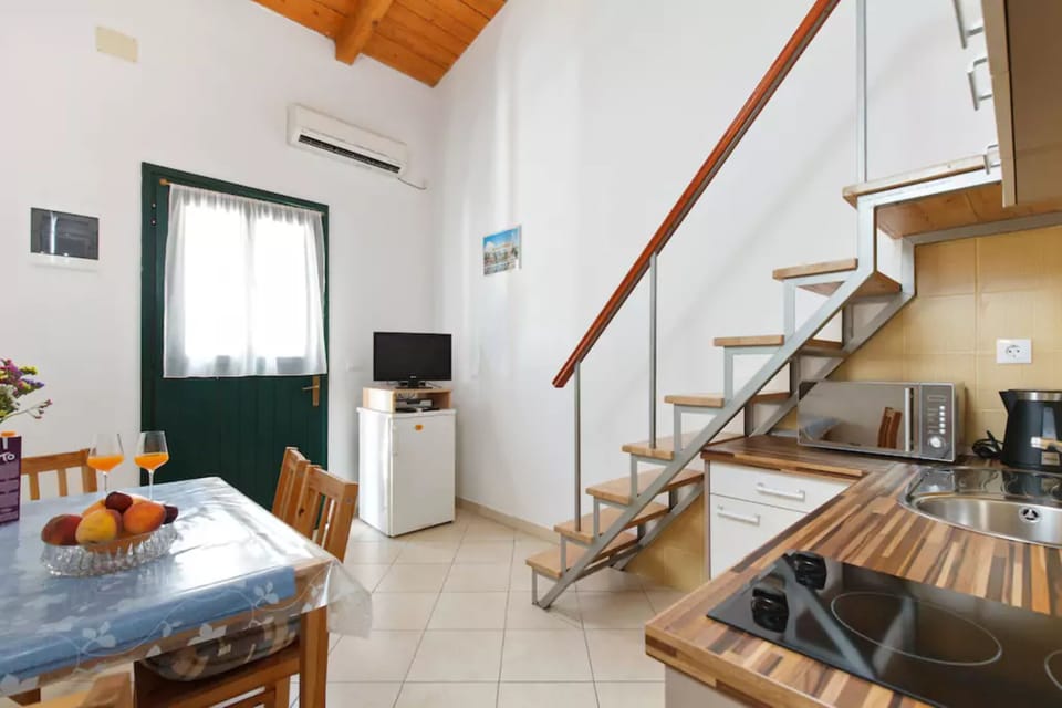 Kitchen & dining area