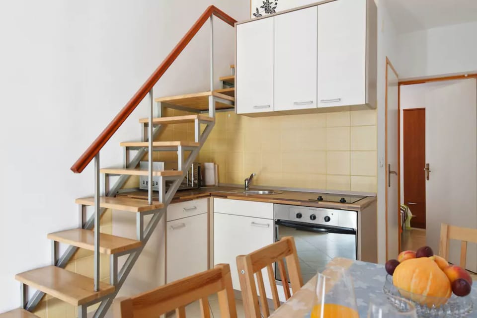 Kitchen & dining area