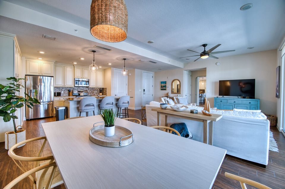 Spacious and bright living / dining area