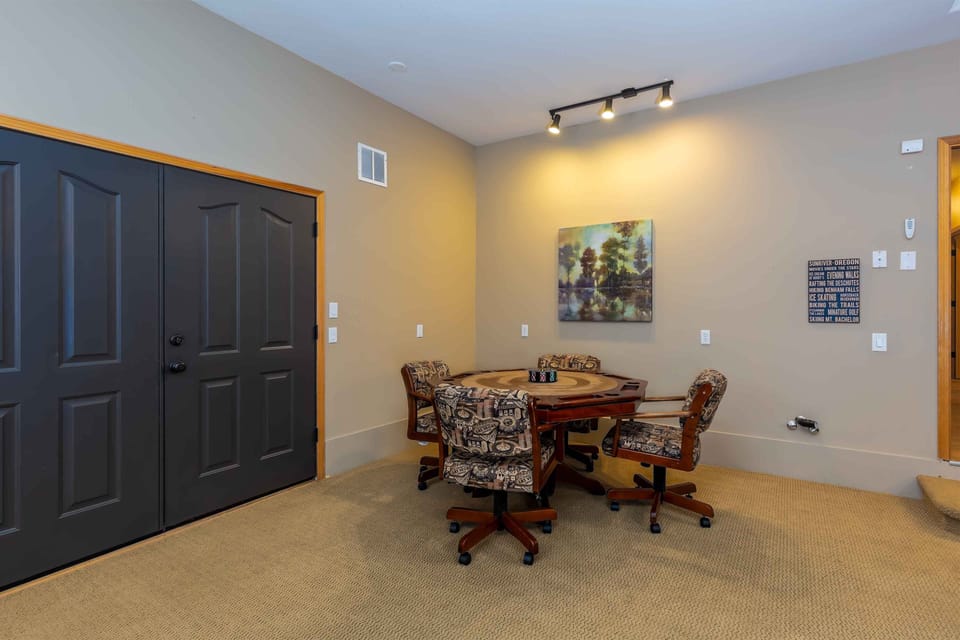 Family Room w/ Twin Bunk Bedroom - Downstairs