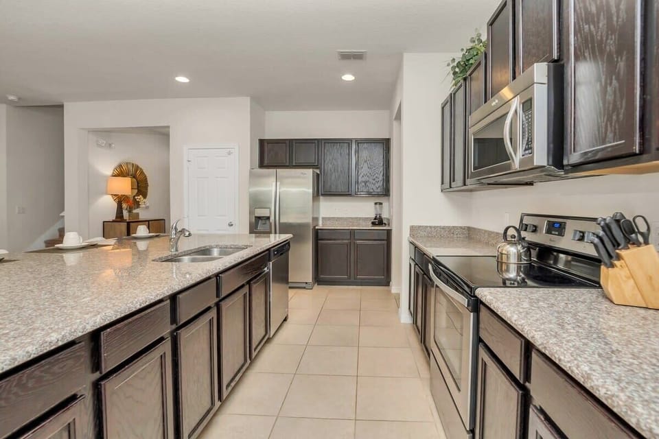 1210 Yorkshire Ct, West Haven_06.jpg