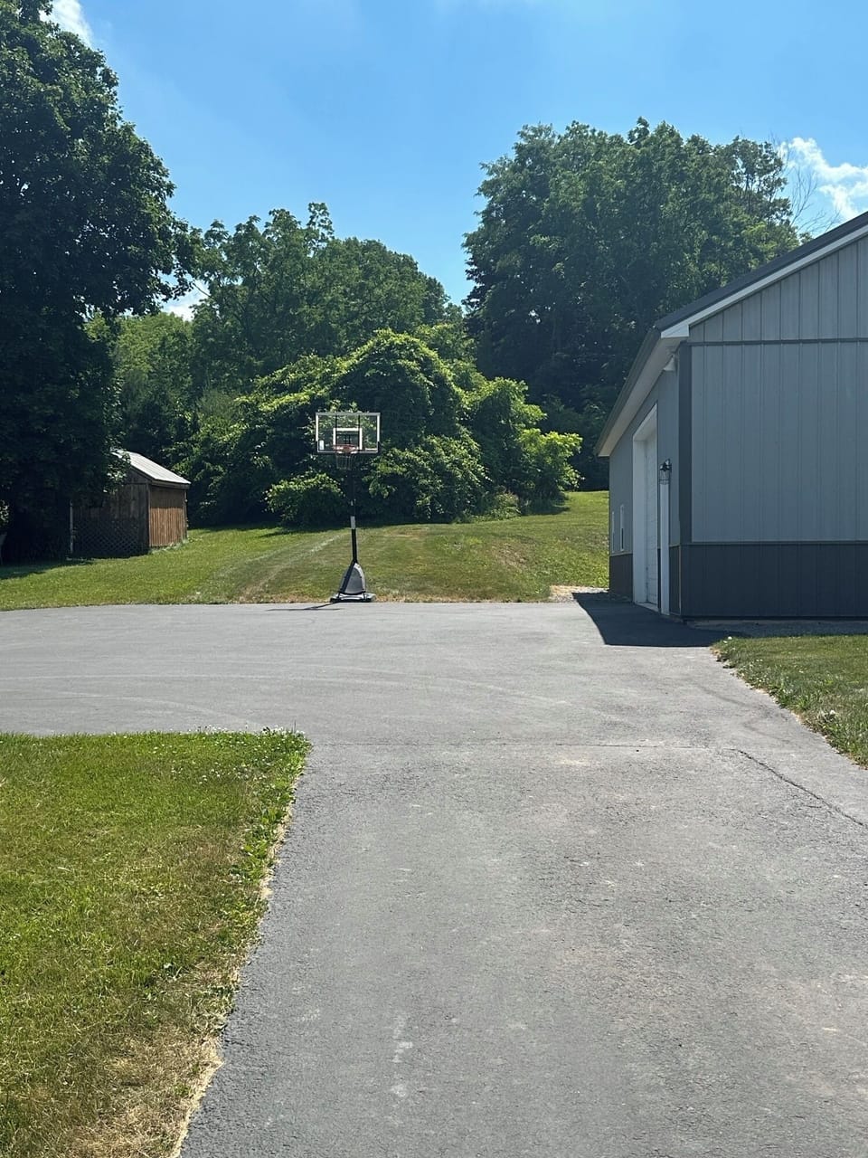 Parking w/ Basketball hoop 