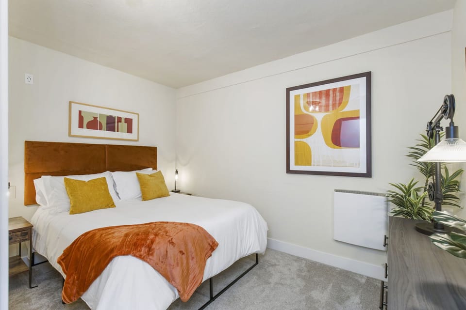 Bedroom with high quality queen size bed, dresser, luggage rack