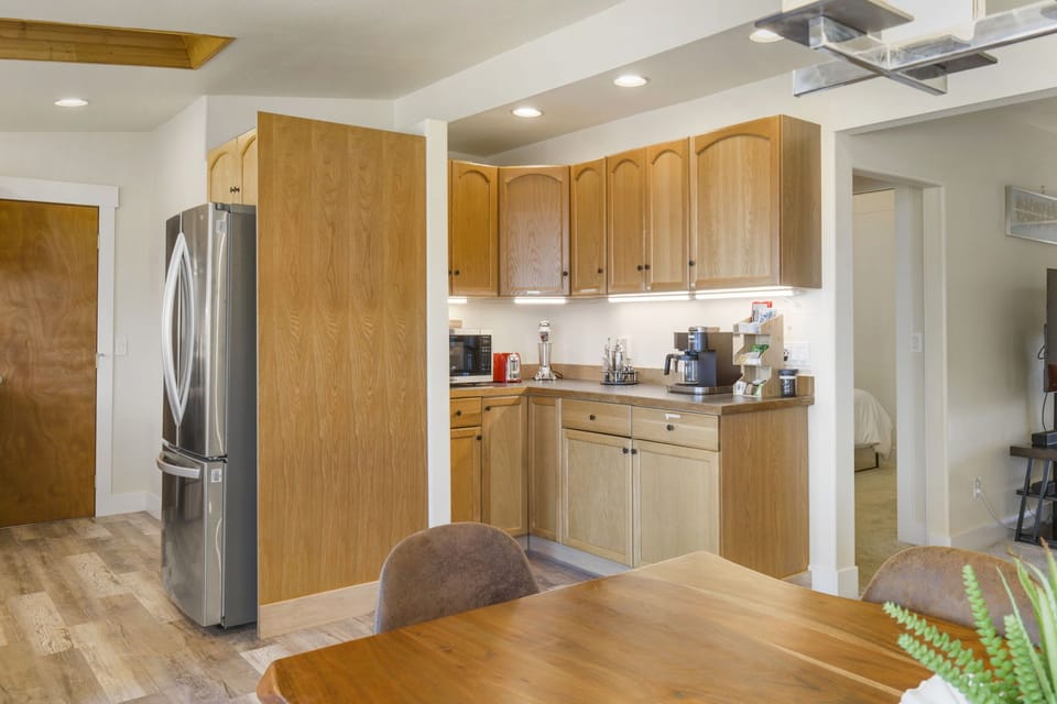 Coffee bar area w/ milkshake maker and microwave