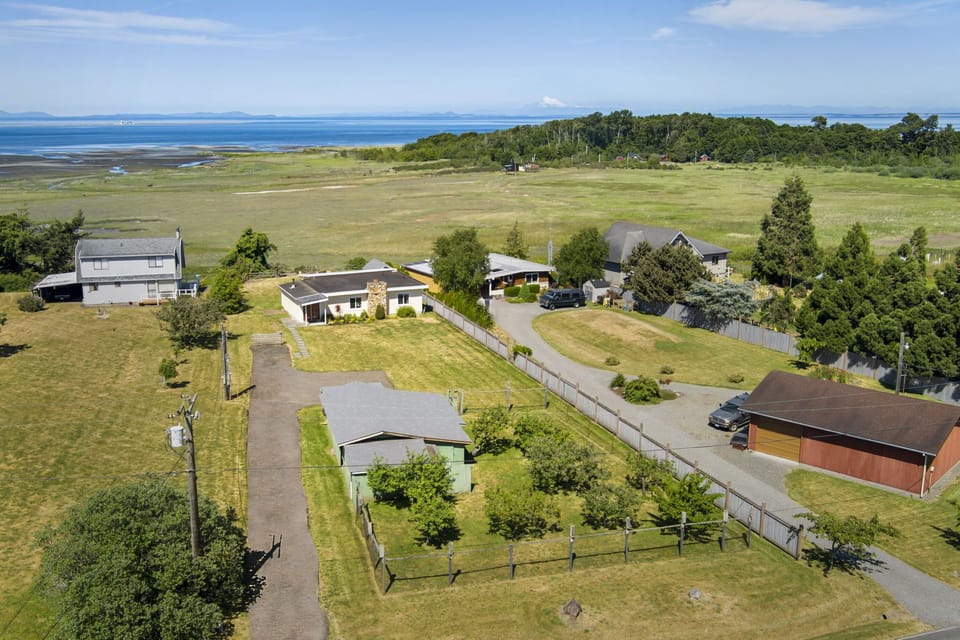 Fantastic Dungeness spit, lighthouse, Salish Sea and shipping lane views!!!